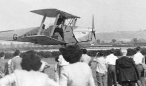Major Willans took part in many airshows, including this one at Eaton Bray, where gave a display of wing walking without a parachute or harness.