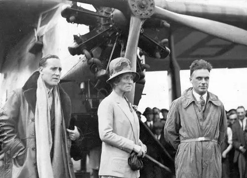 The 11th Duchess of Bedford, Mary Russell, with her pilot, Captain C D Barnard on the left and flight engineer Bob Little on the right. They are standing in front of their Fokker F.VII, known as The Spider.